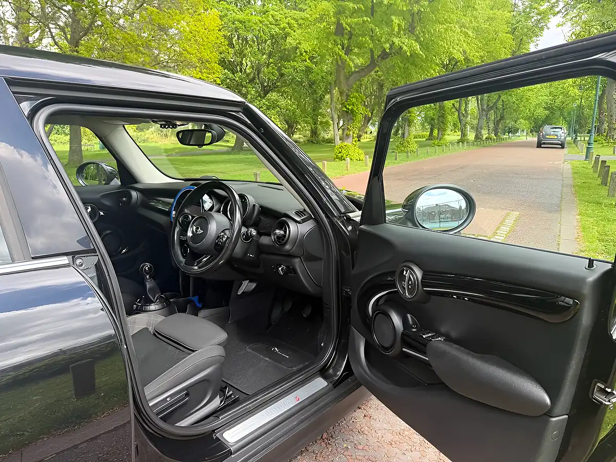 Used 2016 MINI Hatch Cooper Black - Interior and Exterior details 9