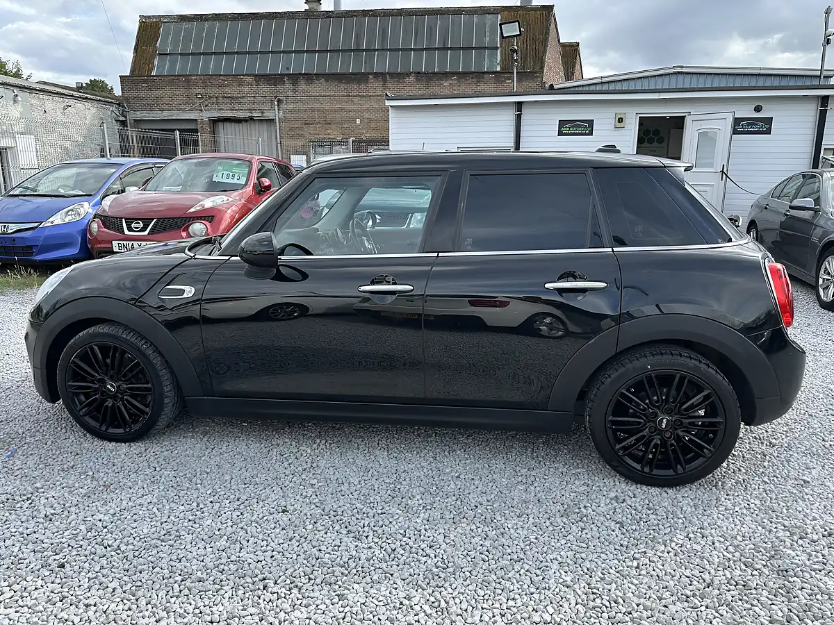 Used 2016 MINI Hatch Cooper Black - Interior and Exterior details 6