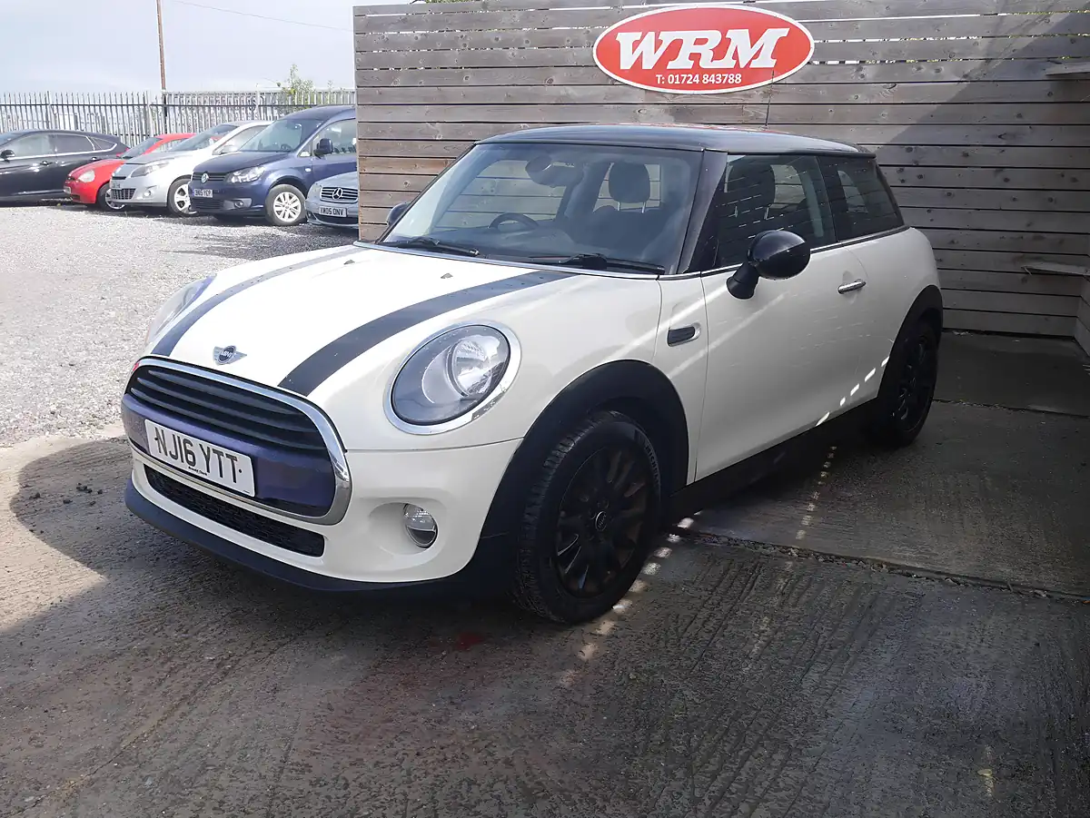 Used 2016 MINI Hatch Cooper Pepper White - Interior and Exterior details 4