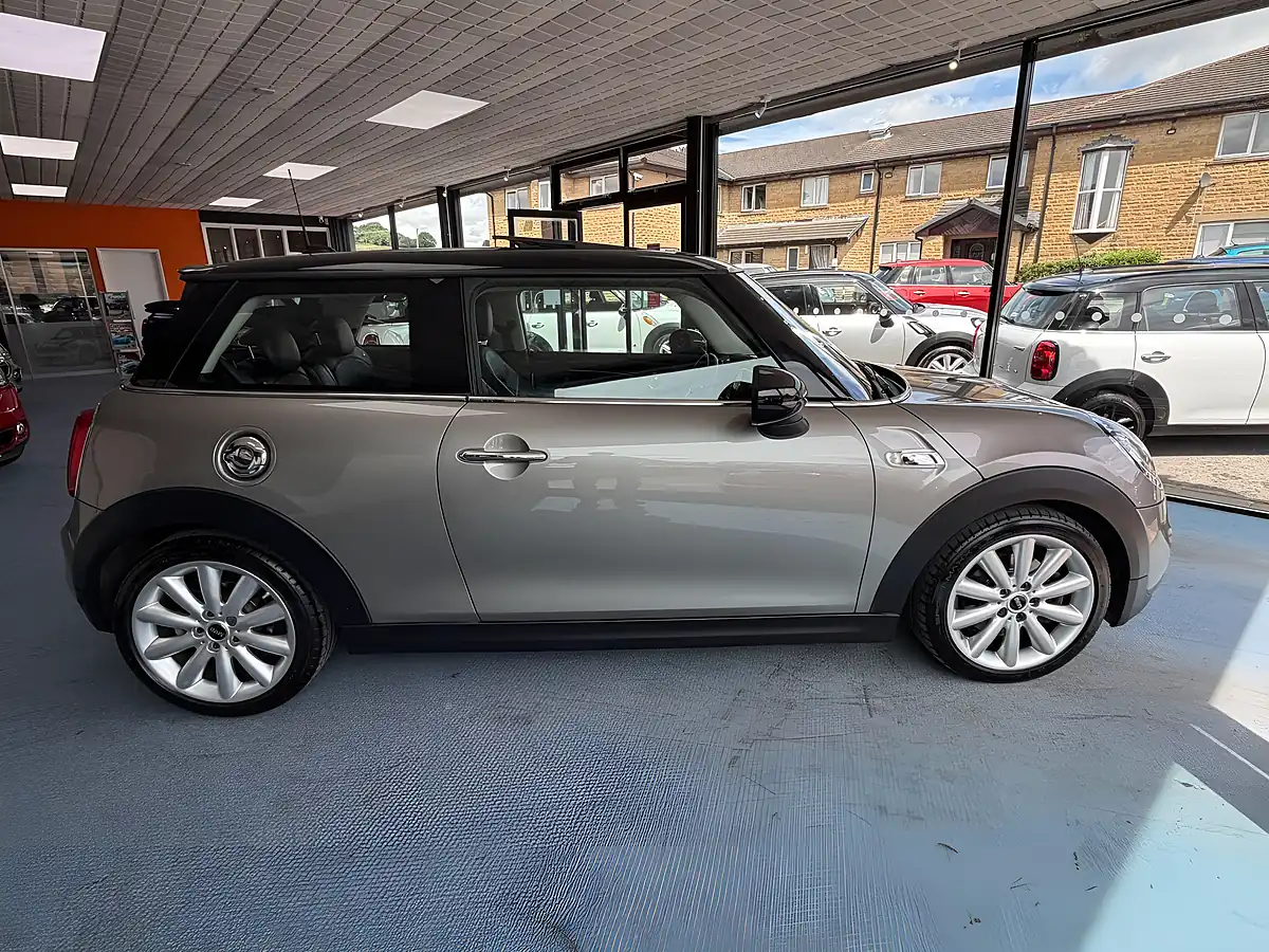 Used 2016 MINI Hatch Cooper Silver - Interior and Exterior details 2