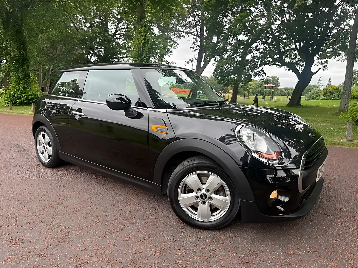 Used 2016 MINI Hatch One Black - Front View