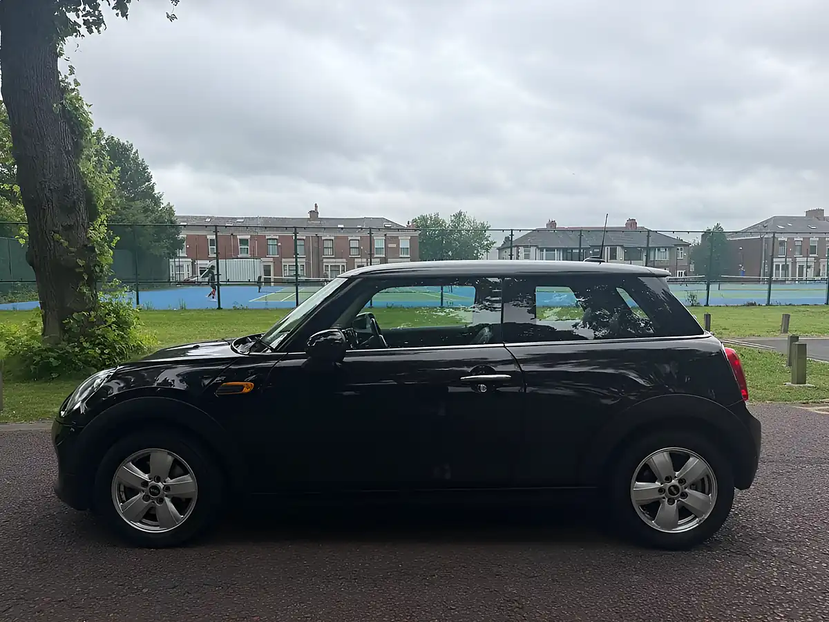Used 2016 MINI Hatch One Black - Interior and Exterior details 4