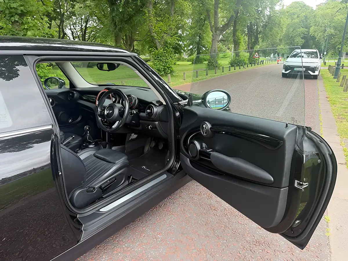 Used 2016 MINI Hatch One Black - Interior and Exterior details 7