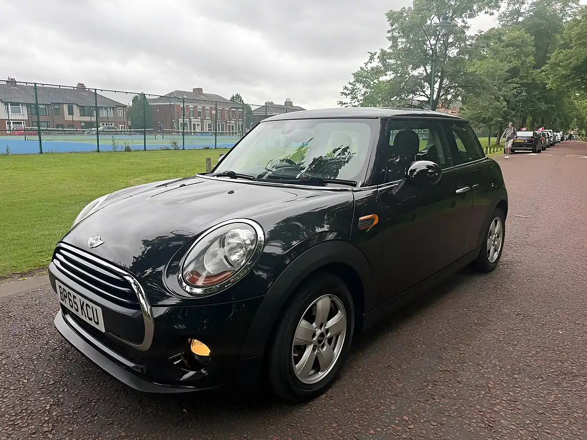 Used 2016 MINI Hatch One Black - Interior and Exterior details 9