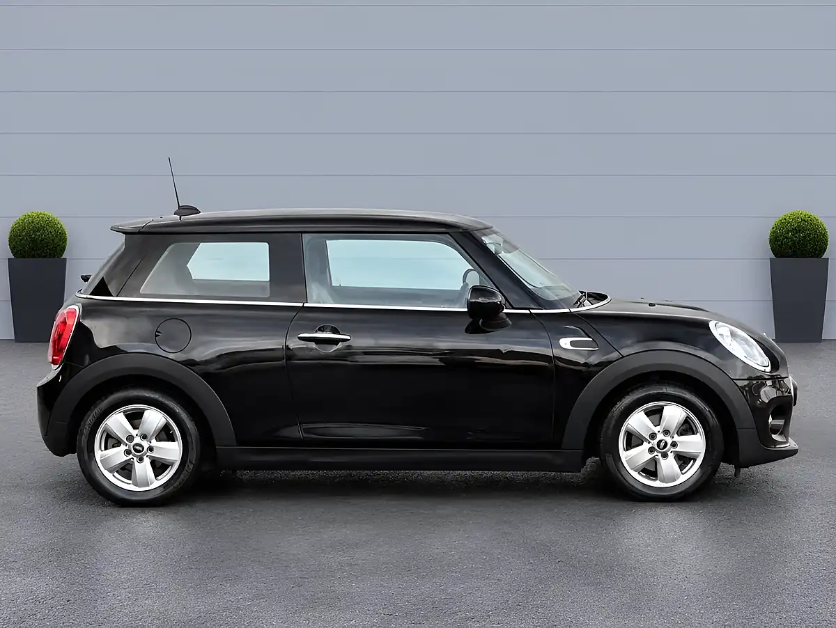 Used 2016 MINI Hatch One Black - Interior and Exterior details 11