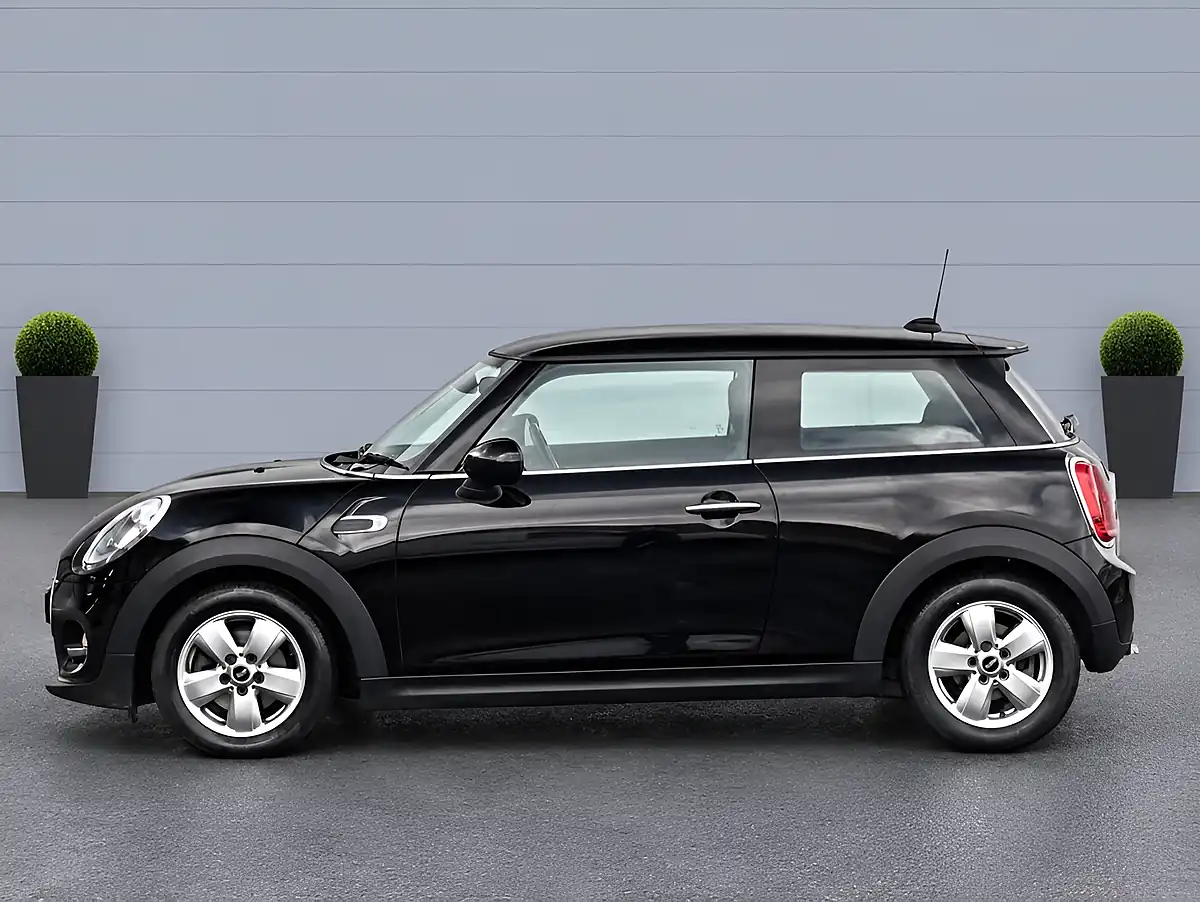 Used 2016 MINI Hatch One Black - Interior and Exterior details 7