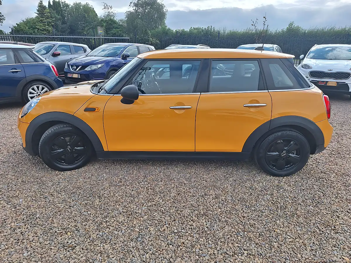 Used 2016 MINI Hatch One Orange - Interior and Exterior details 8
