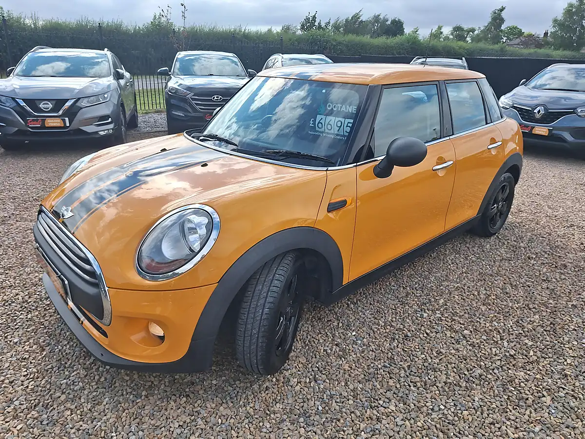 Used 2016 MINI Hatch One Orange - Interior and Exterior details 9