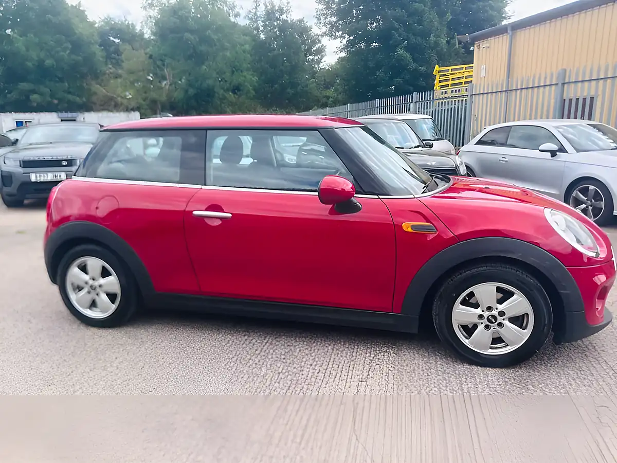 Used 2016 MINI Hatch One Red - Interior and Exterior details 4