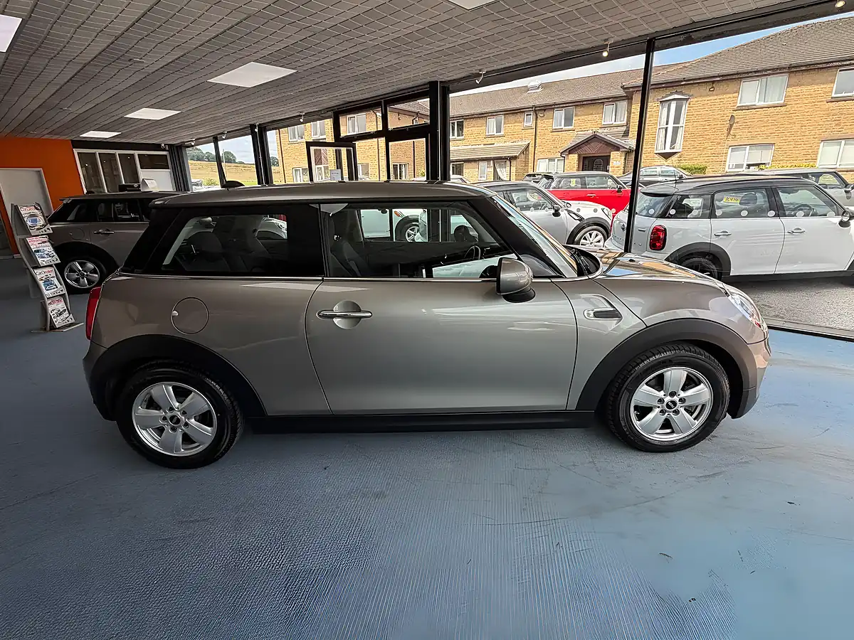 Used 2016 MINI Hatch One Silver - Interior and Exterior details 2