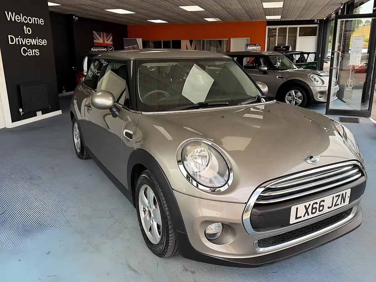 Used 2016 MINI Hatch One Silver - Interior and Exterior details 3