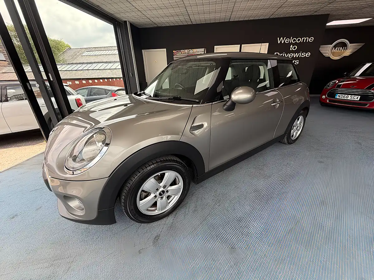 Used 2016 MINI Hatch One Silver - Interior and Exterior details 5