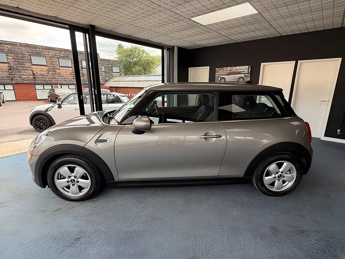Used 2016 MINI Hatch One Silver - Interior and Exterior details 6