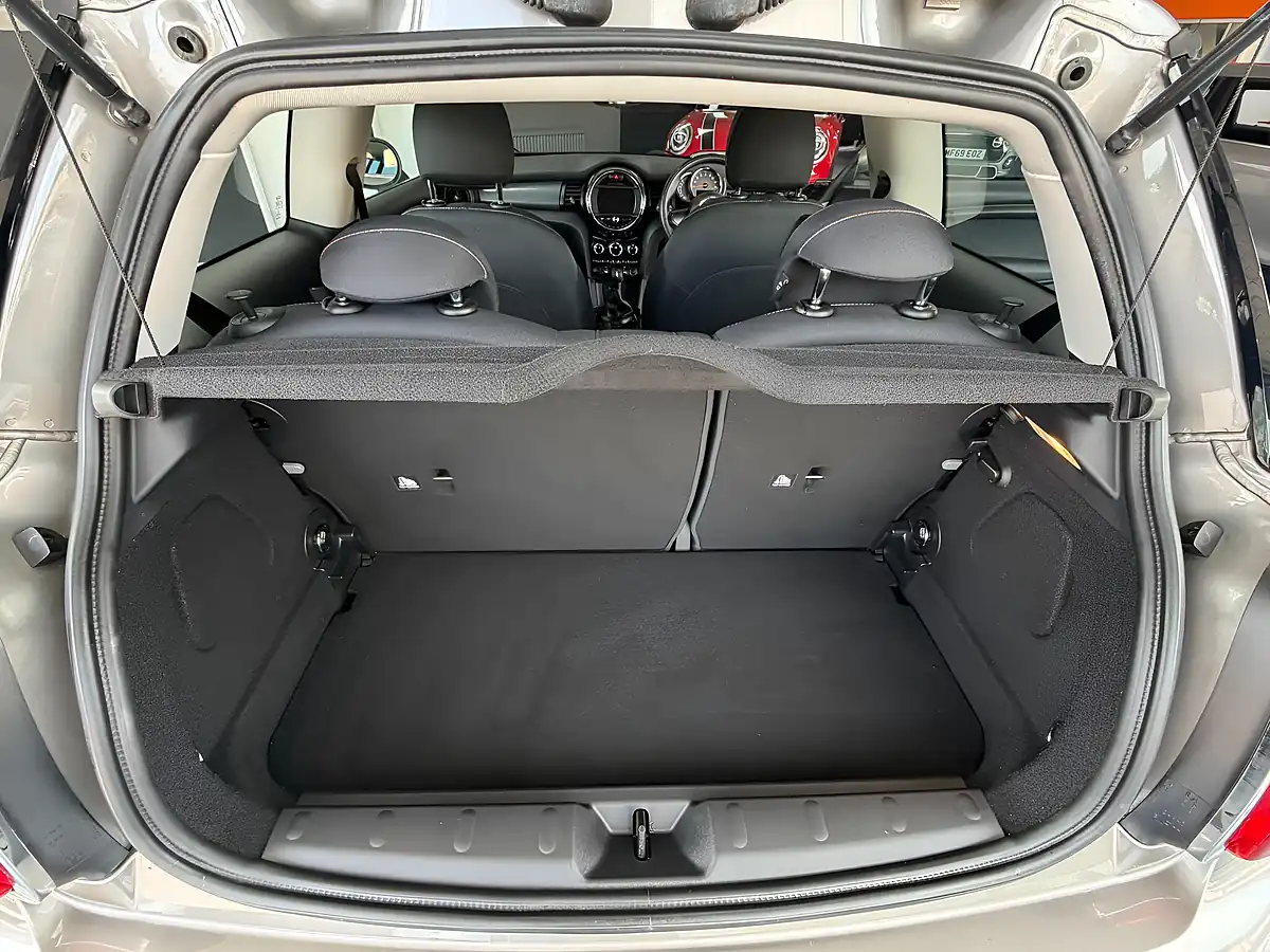 Used 2016 MINI Hatch One Silver - Interior and Exterior details 9