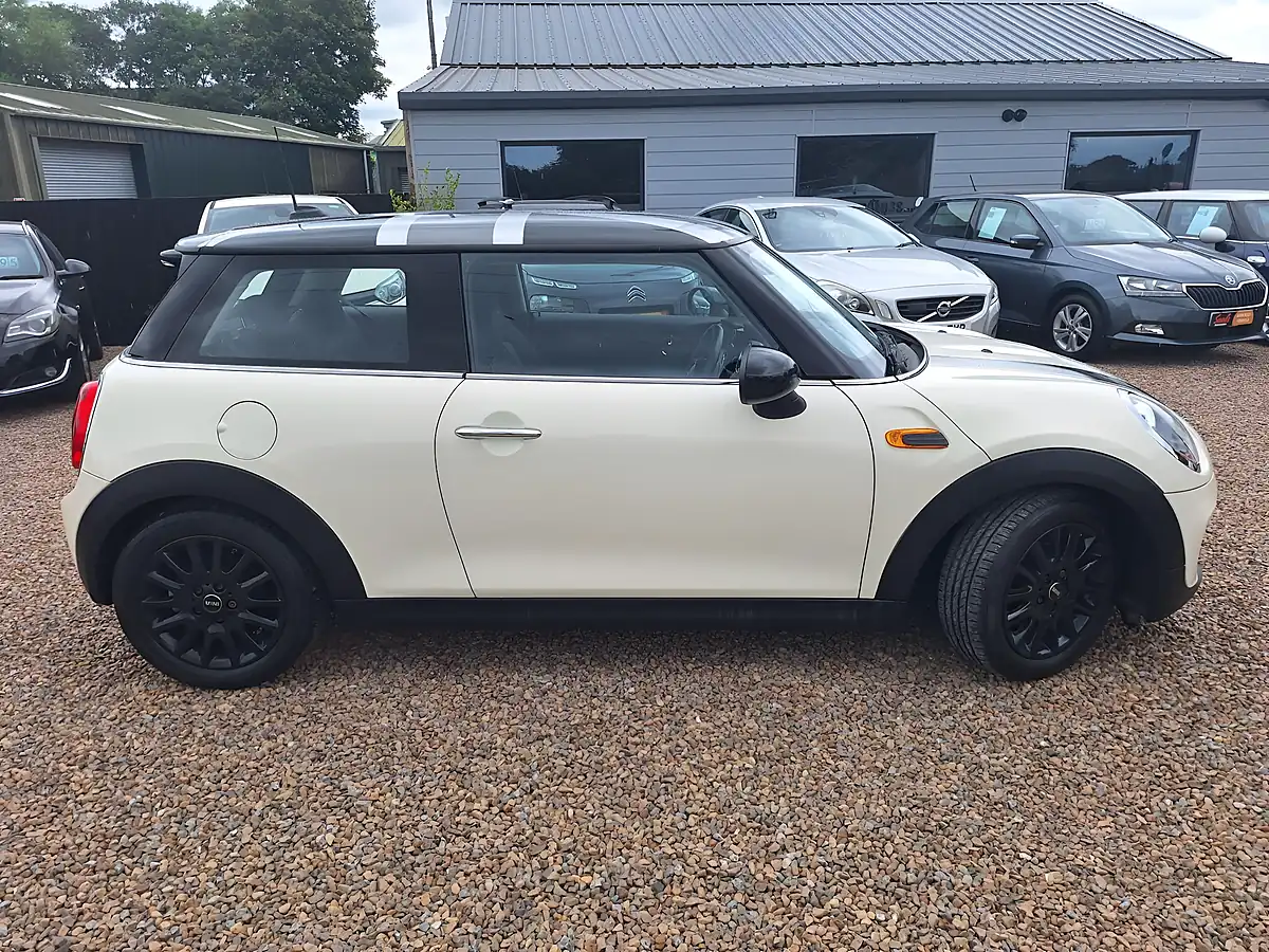 Used 2016 MINI Hatch One White - Interior and Exterior details 18