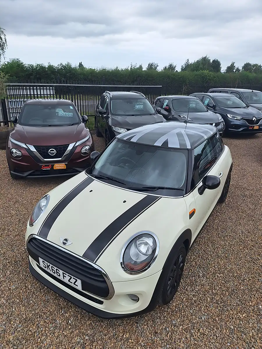 Used 2016 MINI Hatch One White - Interior and Exterior details 20