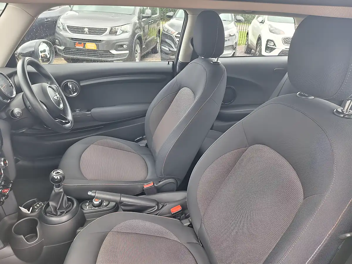 Used 2016 MINI Hatch One White - Interior and Exterior details 7