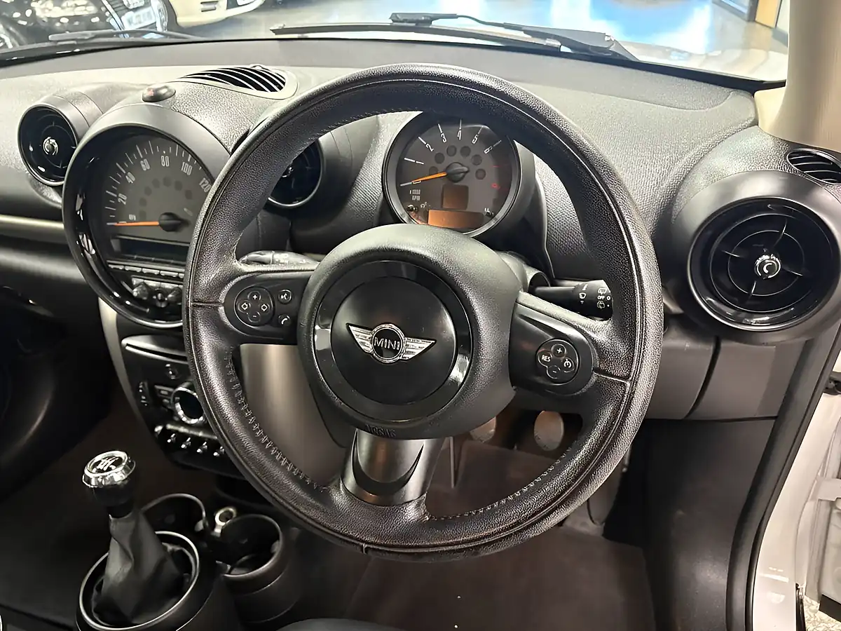 Used 2016 MINI Paceman Cooper White - Interior and Exterior details 14