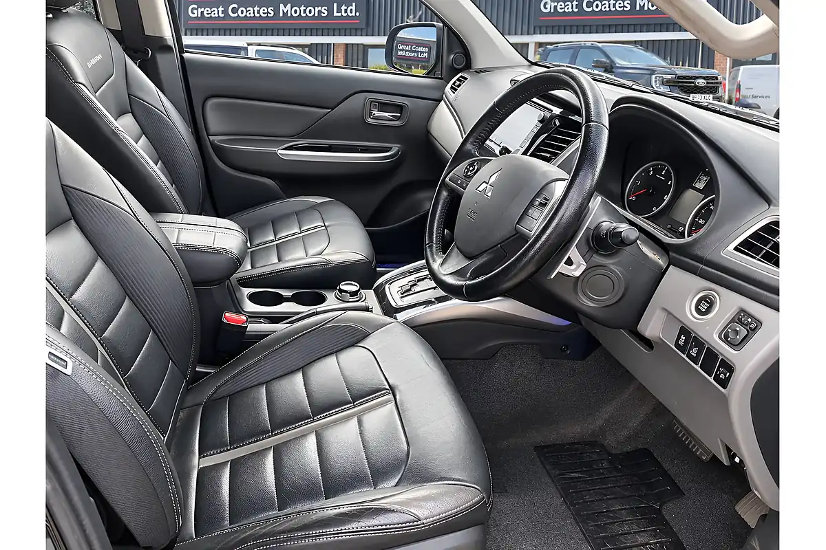 Used 2016 Mitsubishi L200 Barbarian Blue - Interior and Exterior details 14