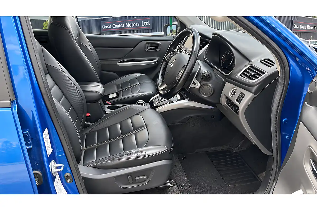 Used 2016 Mitsubishi L200 Barbarian Blue - Interior and Exterior details 6