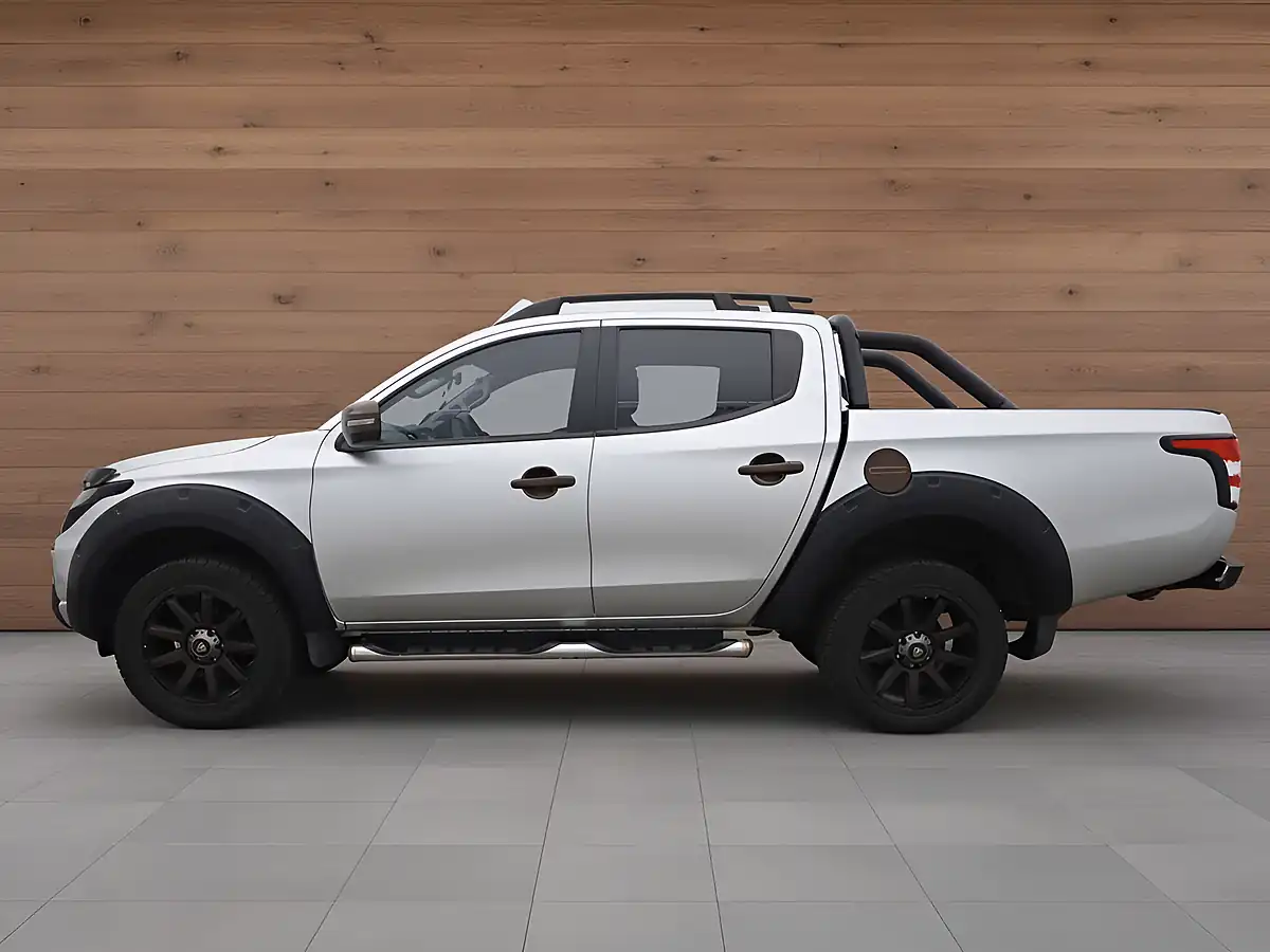 Used 2016 Mitsubishi L200 Barbarian Silver - Interior and Exterior details 4