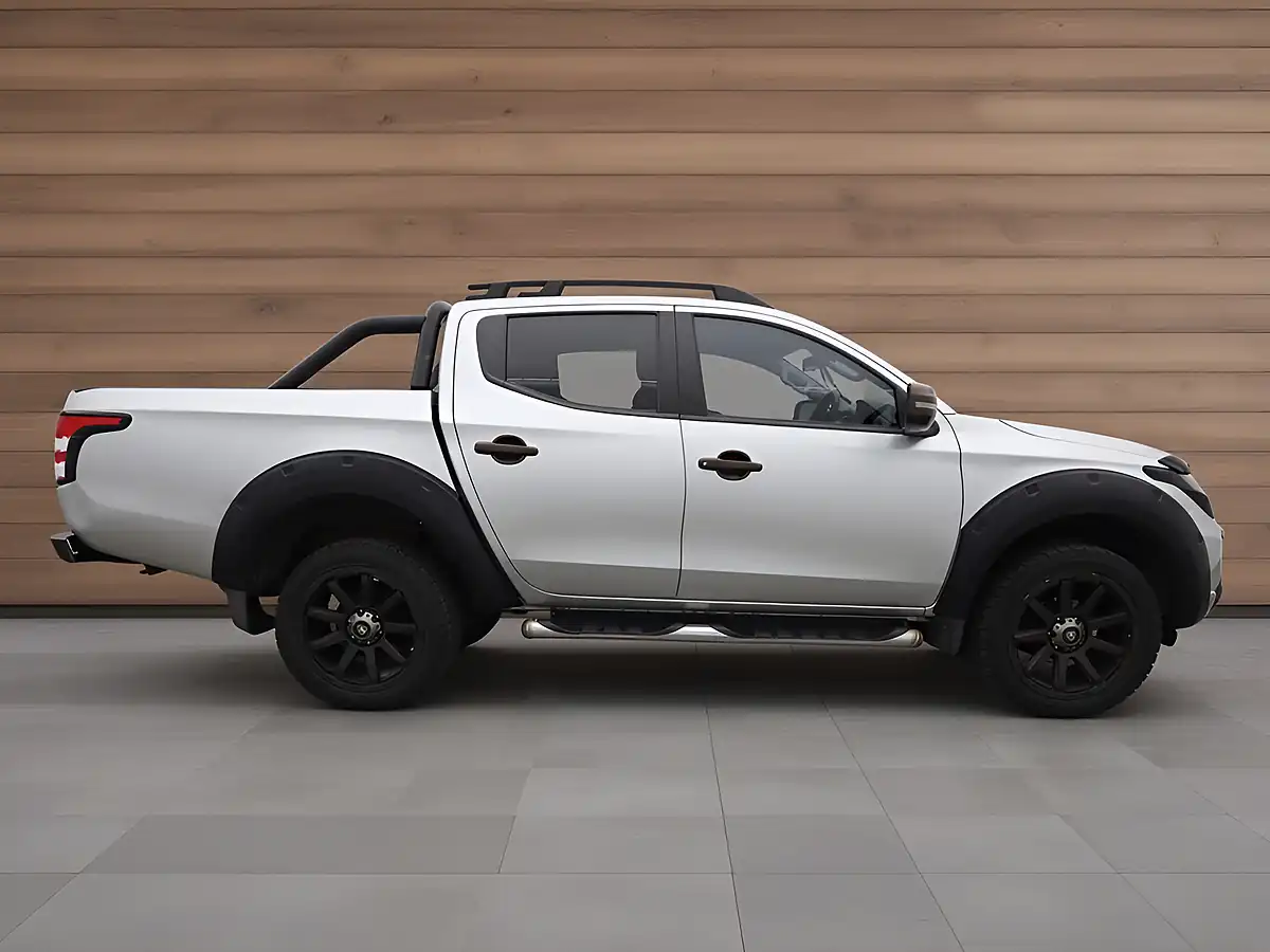 Used 2016 Mitsubishi L200 Barbarian Silver - Interior and Exterior details 7