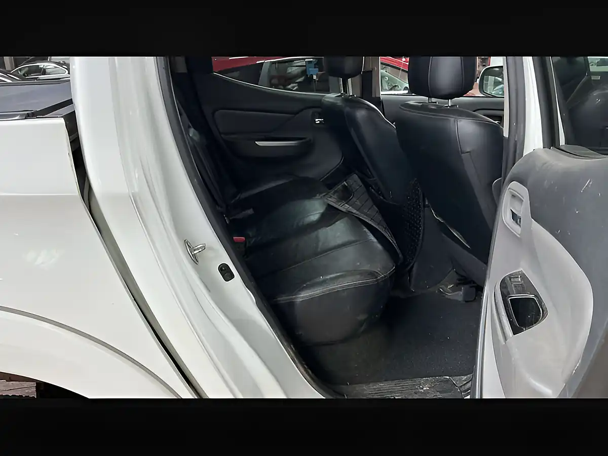 Used 2016 Mitsubishi L200 Warrior Double Cab Polar White - Interior and Exterior details 13