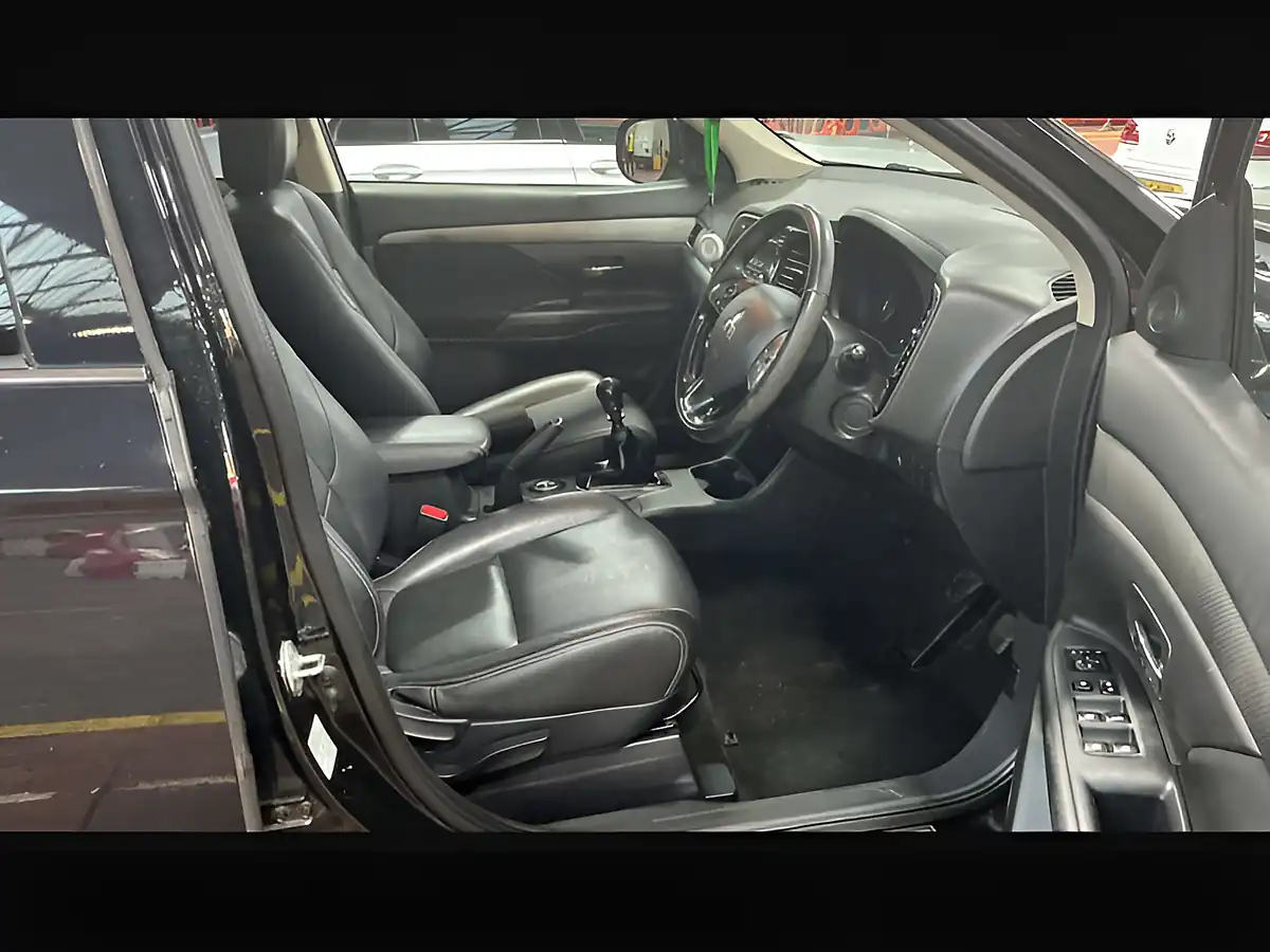 Used 2016 Mitsubishi Outlander Gx 3 Black - Interior and Exterior details 9