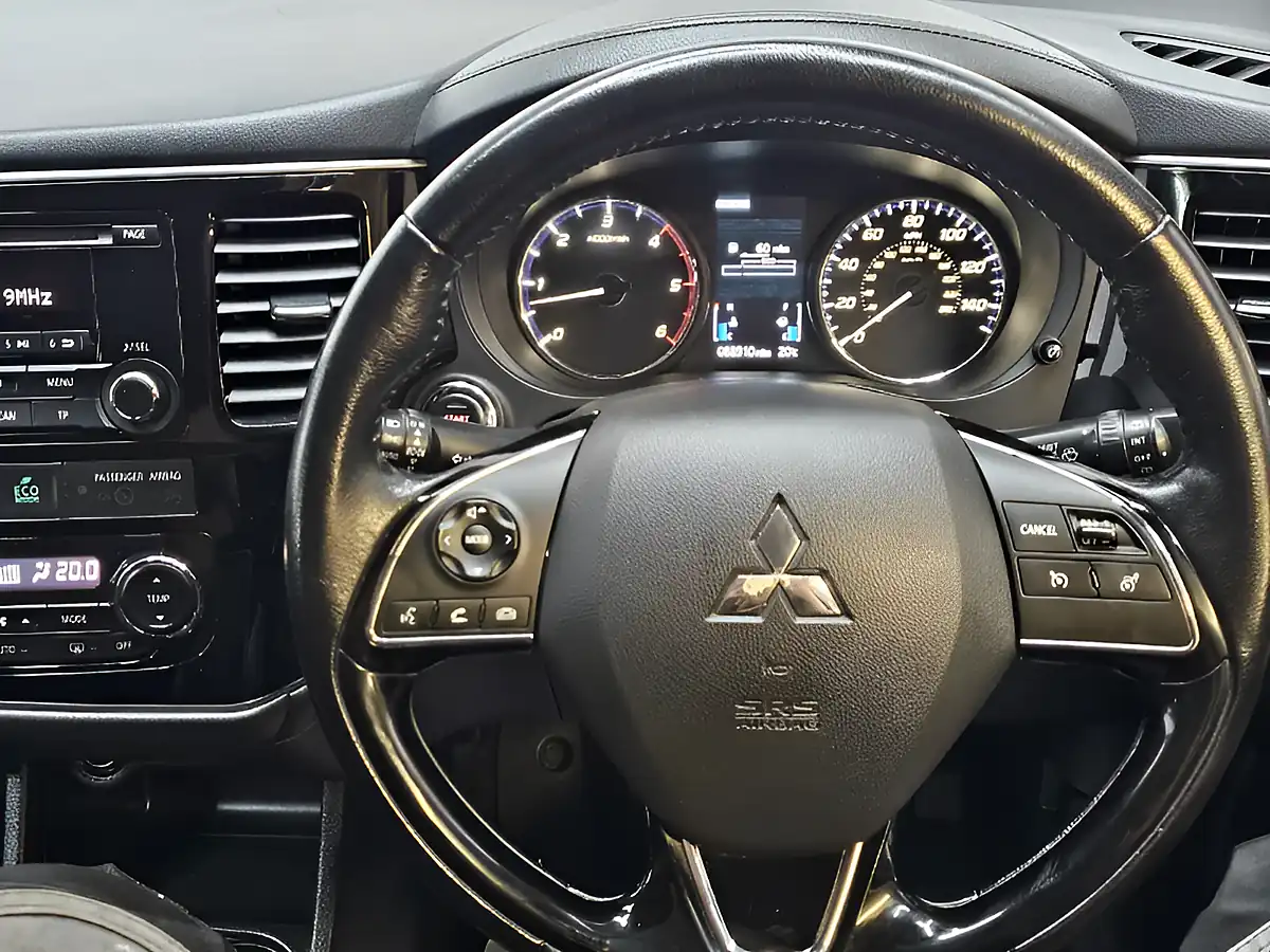 Used 2016 Mitsubishi Outlander GX3 Red - Interior and Exterior details 10