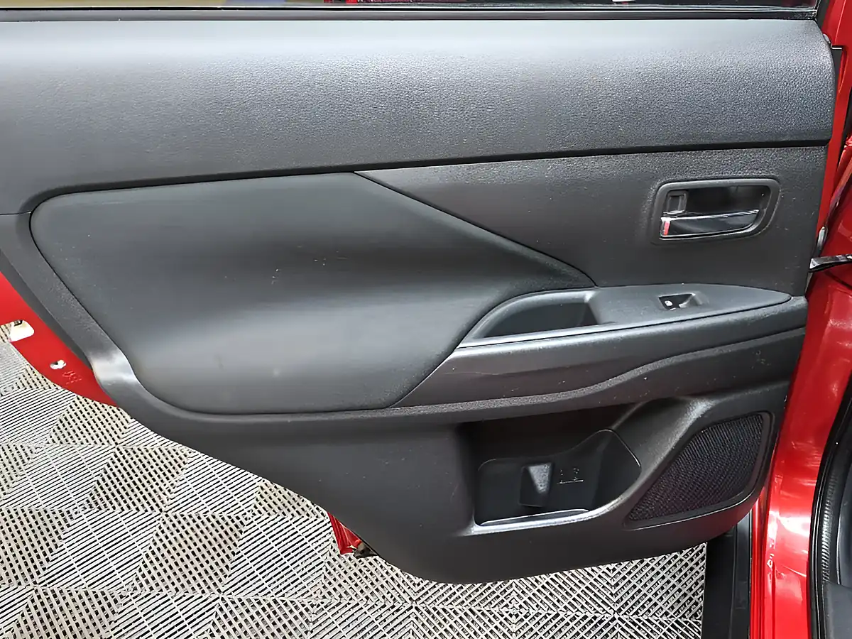 Used 2016 Mitsubishi Outlander GX3 Red - Interior and Exterior details 19