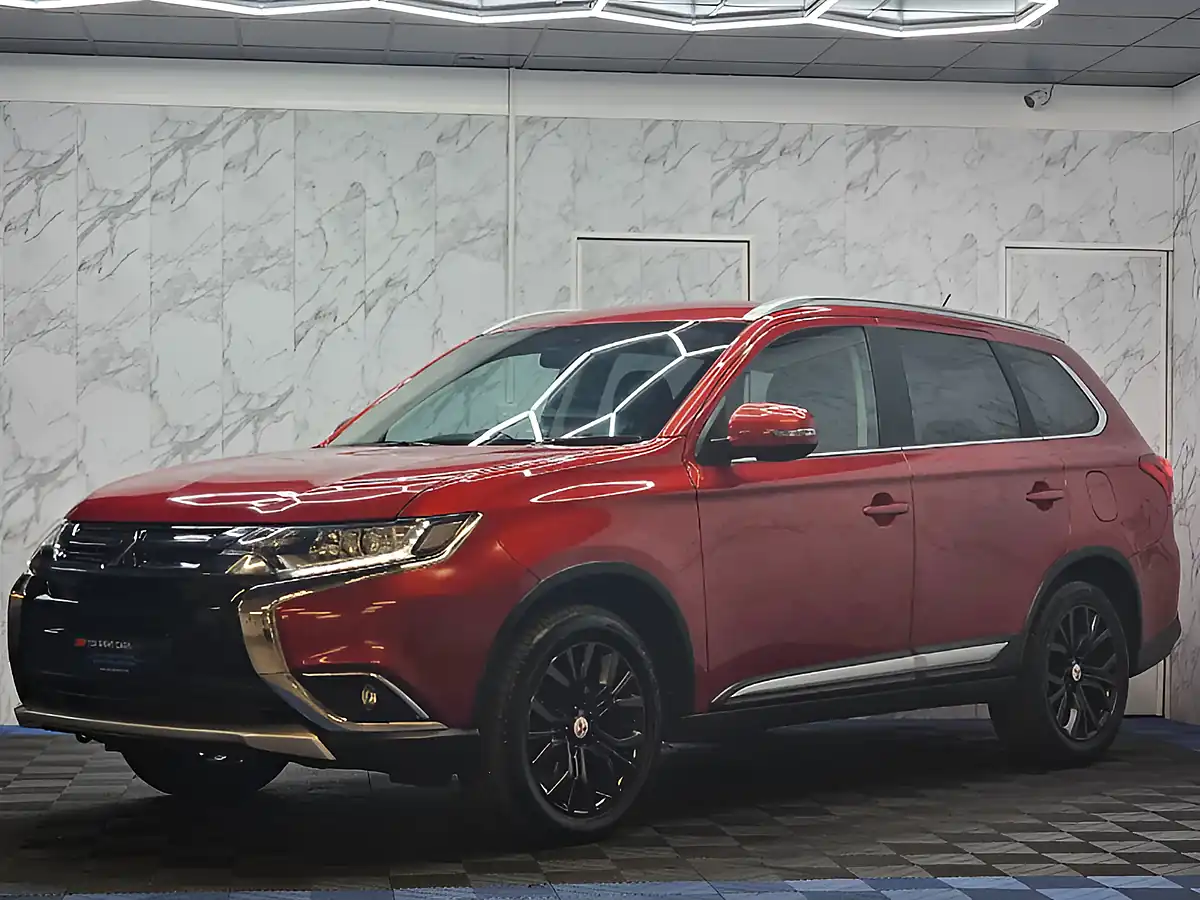 Used 2016 Mitsubishi Outlander GX3 Red - Interior and Exterior details 4