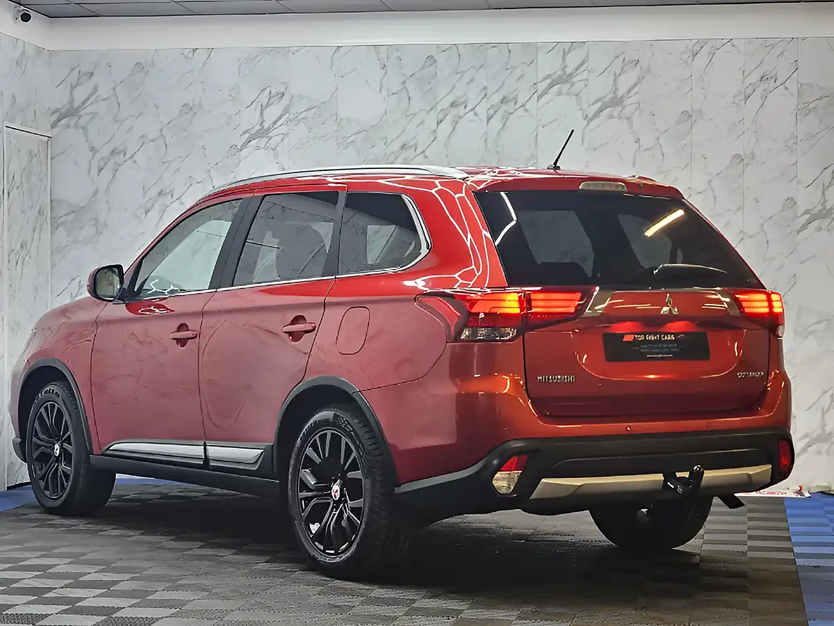 Used 2016 Mitsubishi Outlander GX3 Red - Interior and Exterior details 7