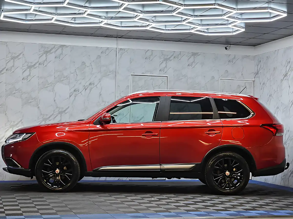 Used 2016 Mitsubishi Outlander GX3 Red - Interior and Exterior details 8