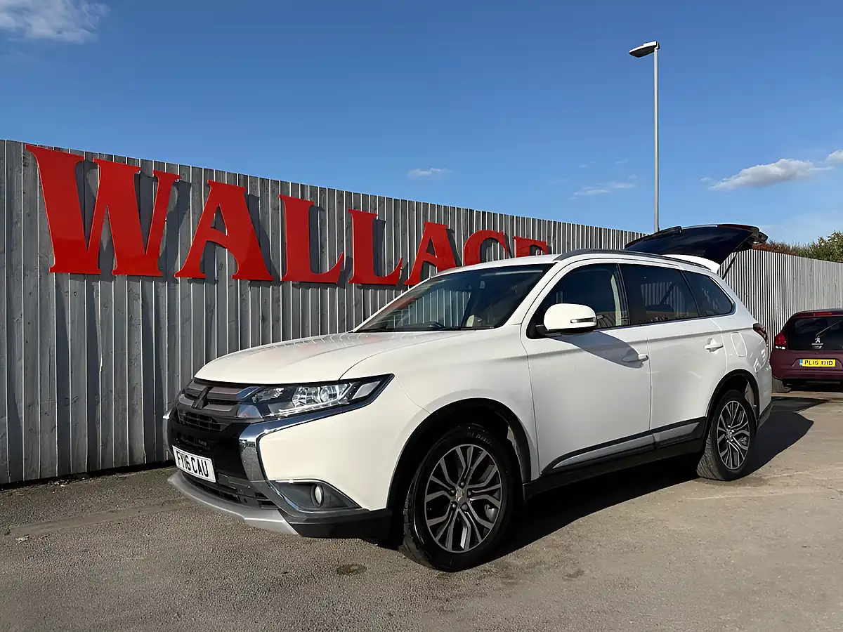 Used 2016 Mitsubishi Outlander GX3 White - Interior and Exterior details 10