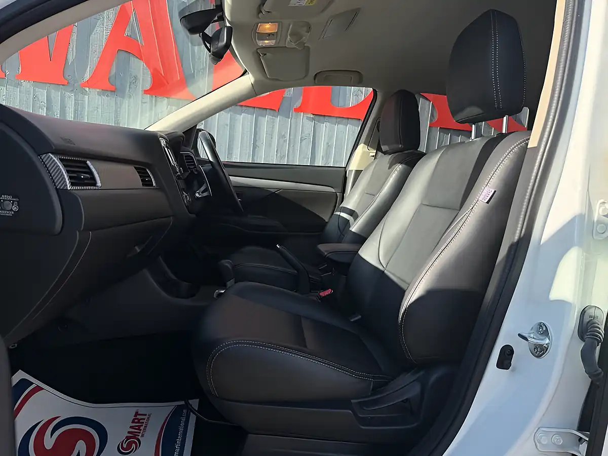 Used 2016 Mitsubishi Outlander GX3 White - Interior and Exterior details 12