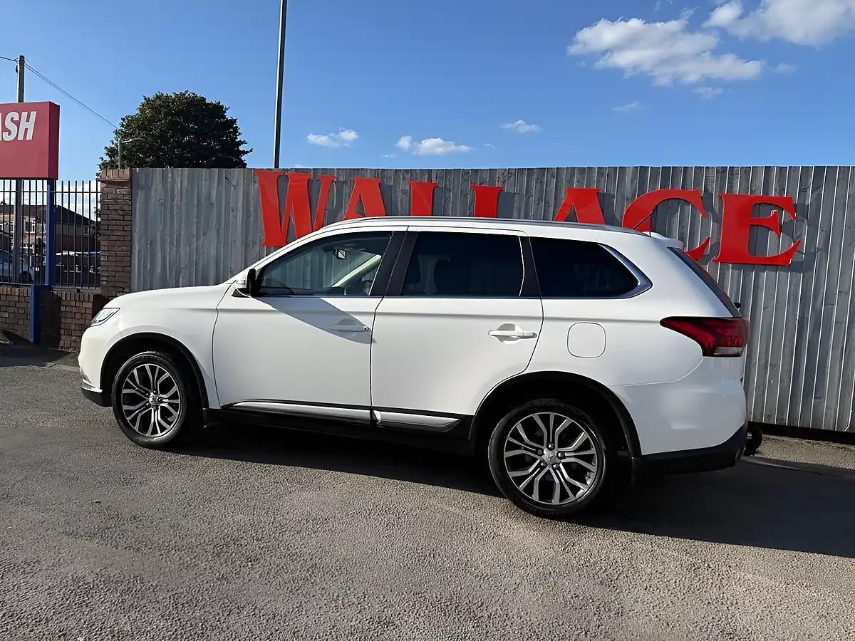 Used 2016 Mitsubishi Outlander GX3 White - Interior and Exterior details 14