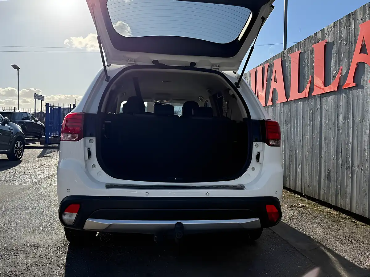Used 2016 Mitsubishi Outlander GX3 White - Interior and Exterior details 16