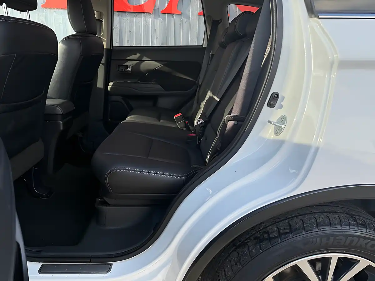Used 2016 Mitsubishi Outlander GX3 White - Interior and Exterior details 3
