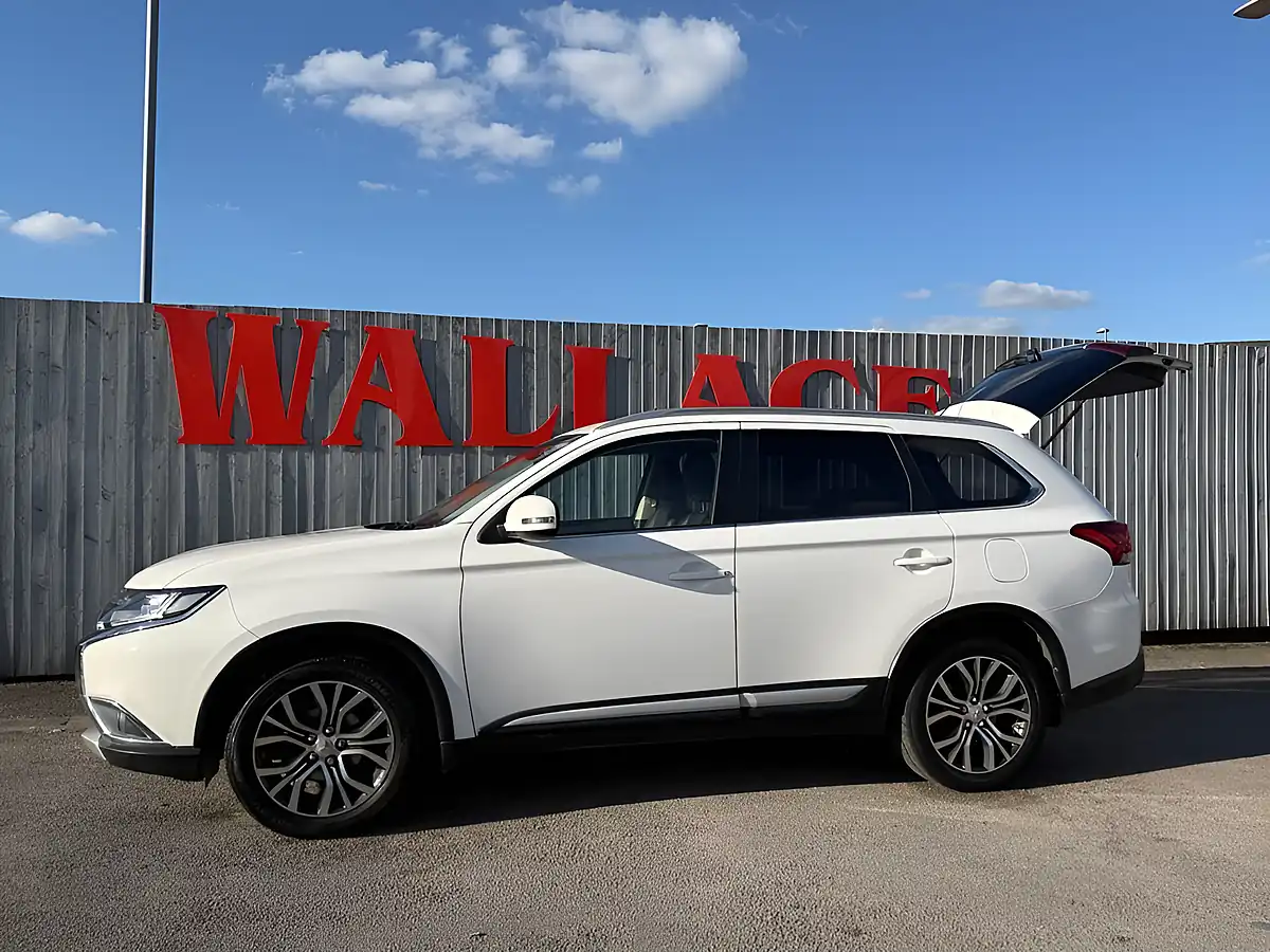 Used 2016 Mitsubishi Outlander GX3 White - Interior and Exterior details 4