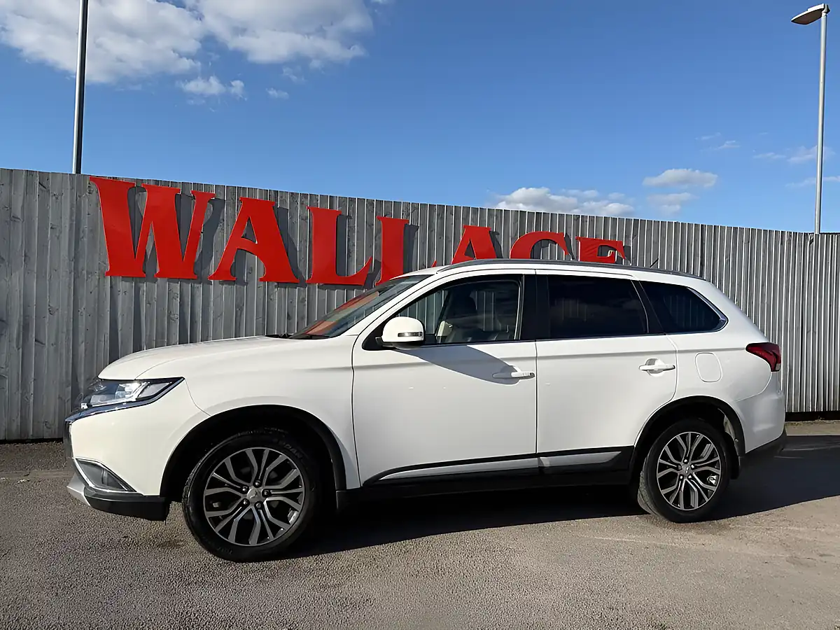 Used 2016 Mitsubishi Outlander GX3 White - Interior and Exterior details 5
