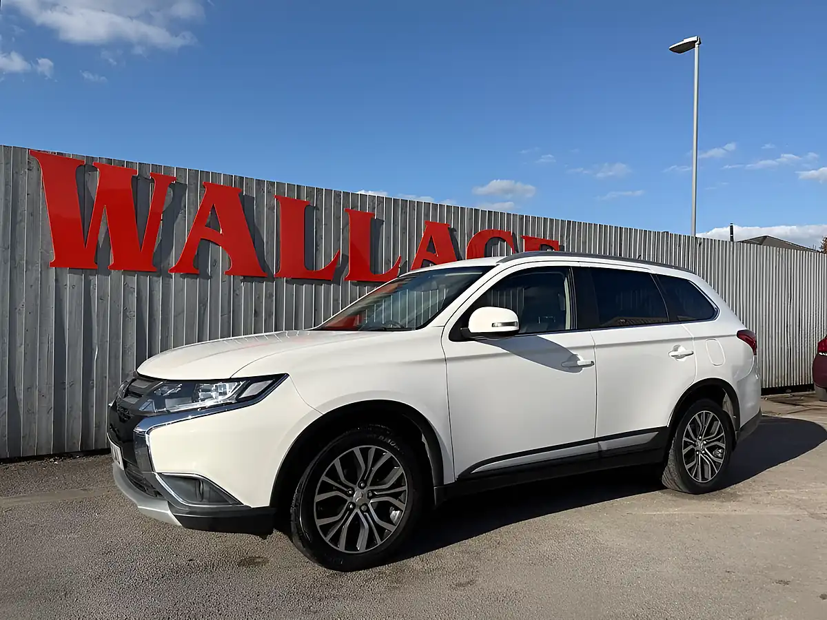Used 2016 Mitsubishi Outlander GX3 White - Interior and Exterior details 7