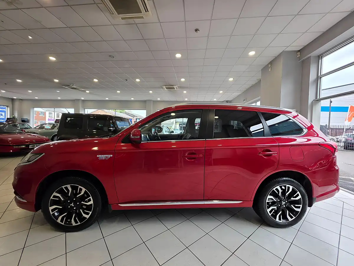 Used 2016 Mitsubishi Outlander GX3h+ Red - Interior and Exterior details 6