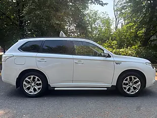 Used 2016 Mitsubishi Outlander GX3h White - Interior and Exterior details 11