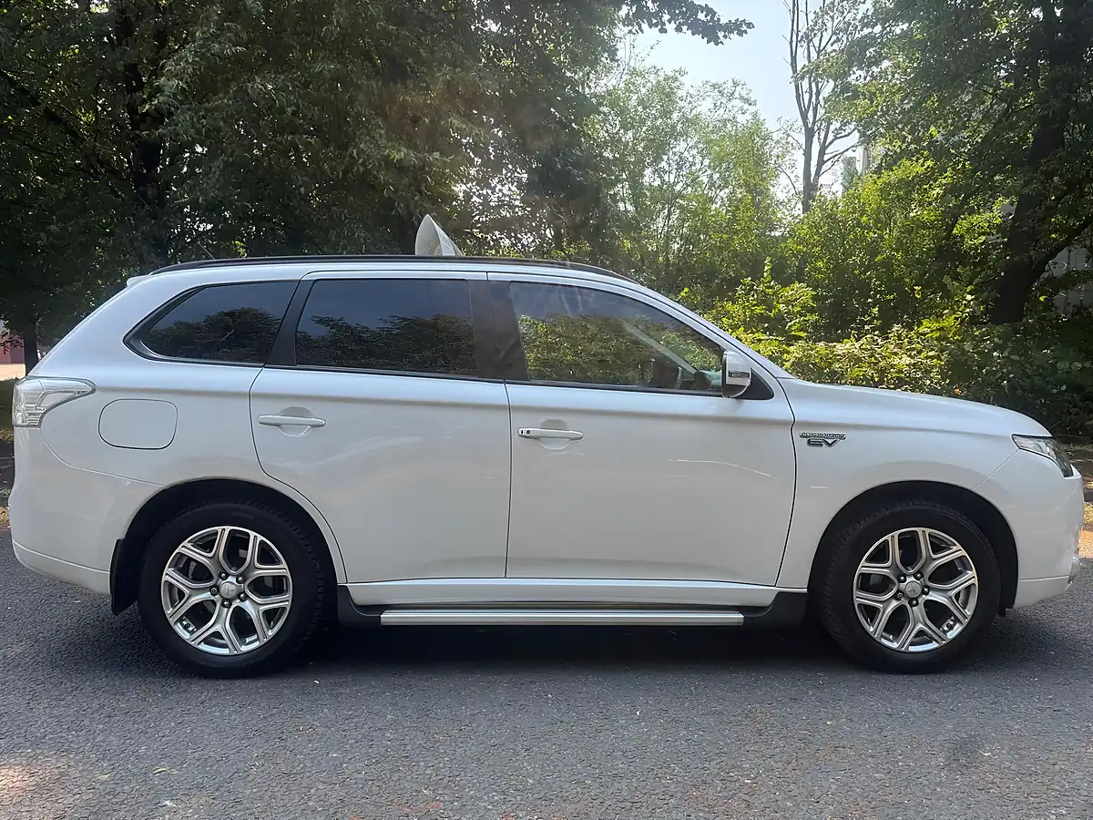 Used 2016 Mitsubishi Outlander GX3h White - Interior and Exterior details 11