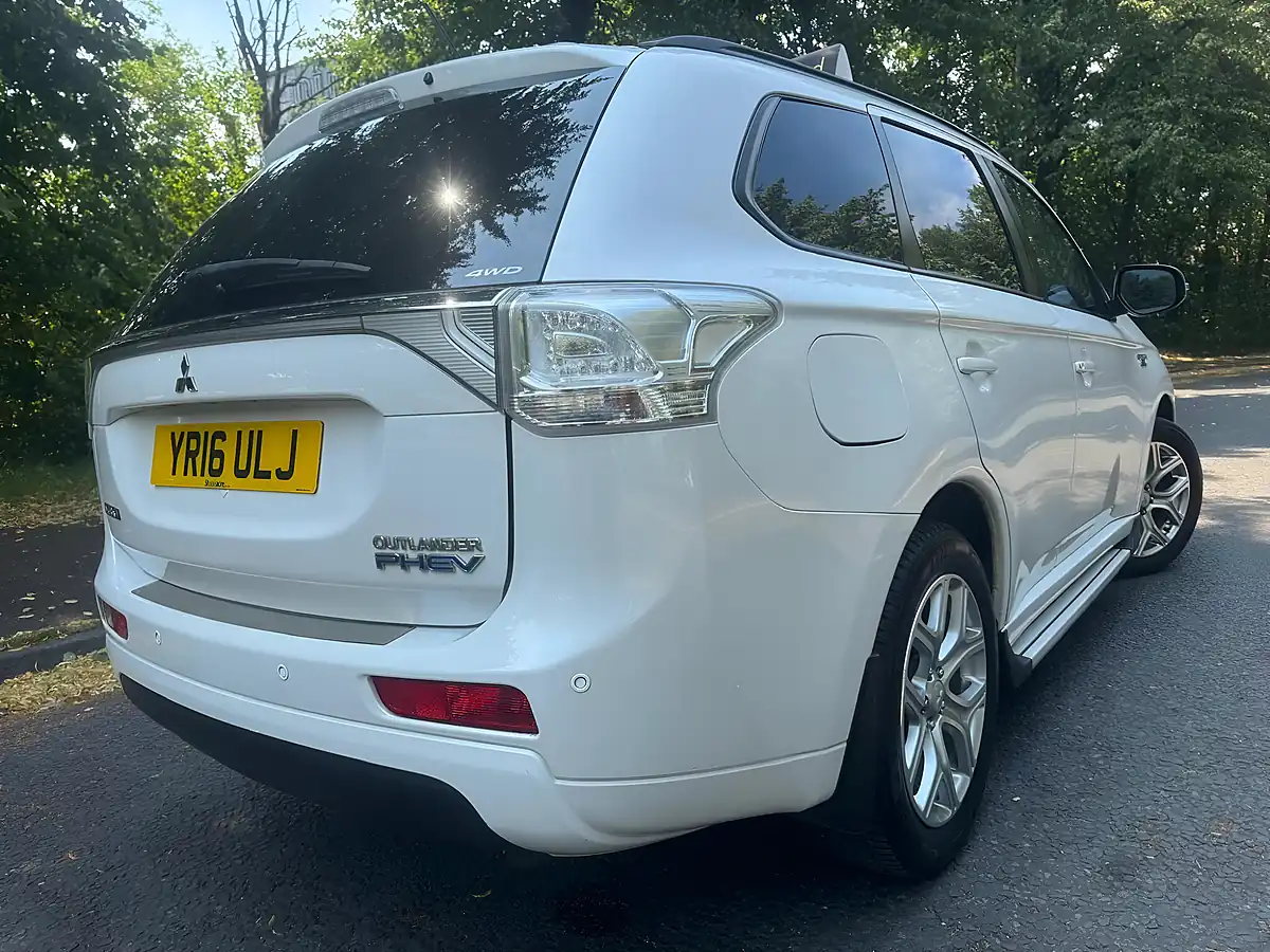 Used 2016 Mitsubishi Outlander GX3h White - Interior and Exterior details 12