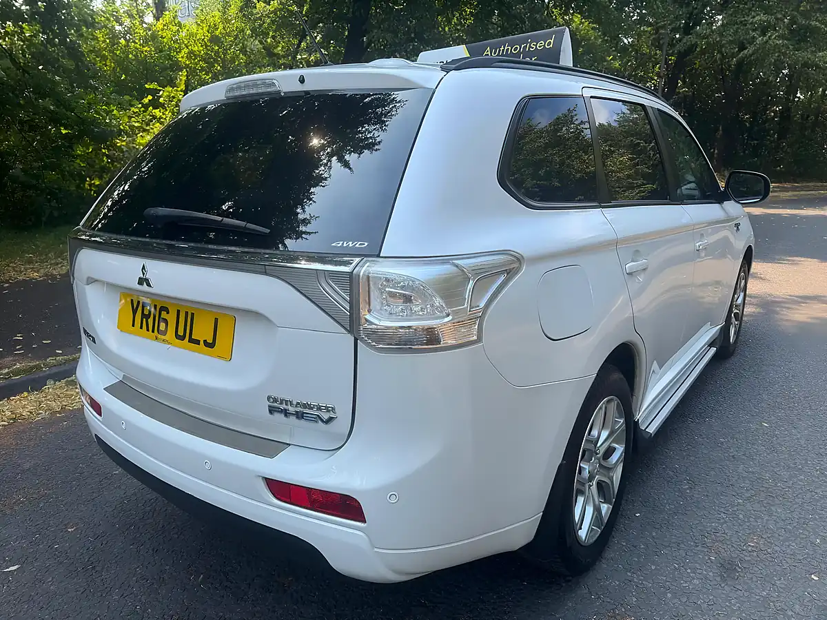 Used 2016 Mitsubishi Outlander GX3h White - Interior and Exterior details 13