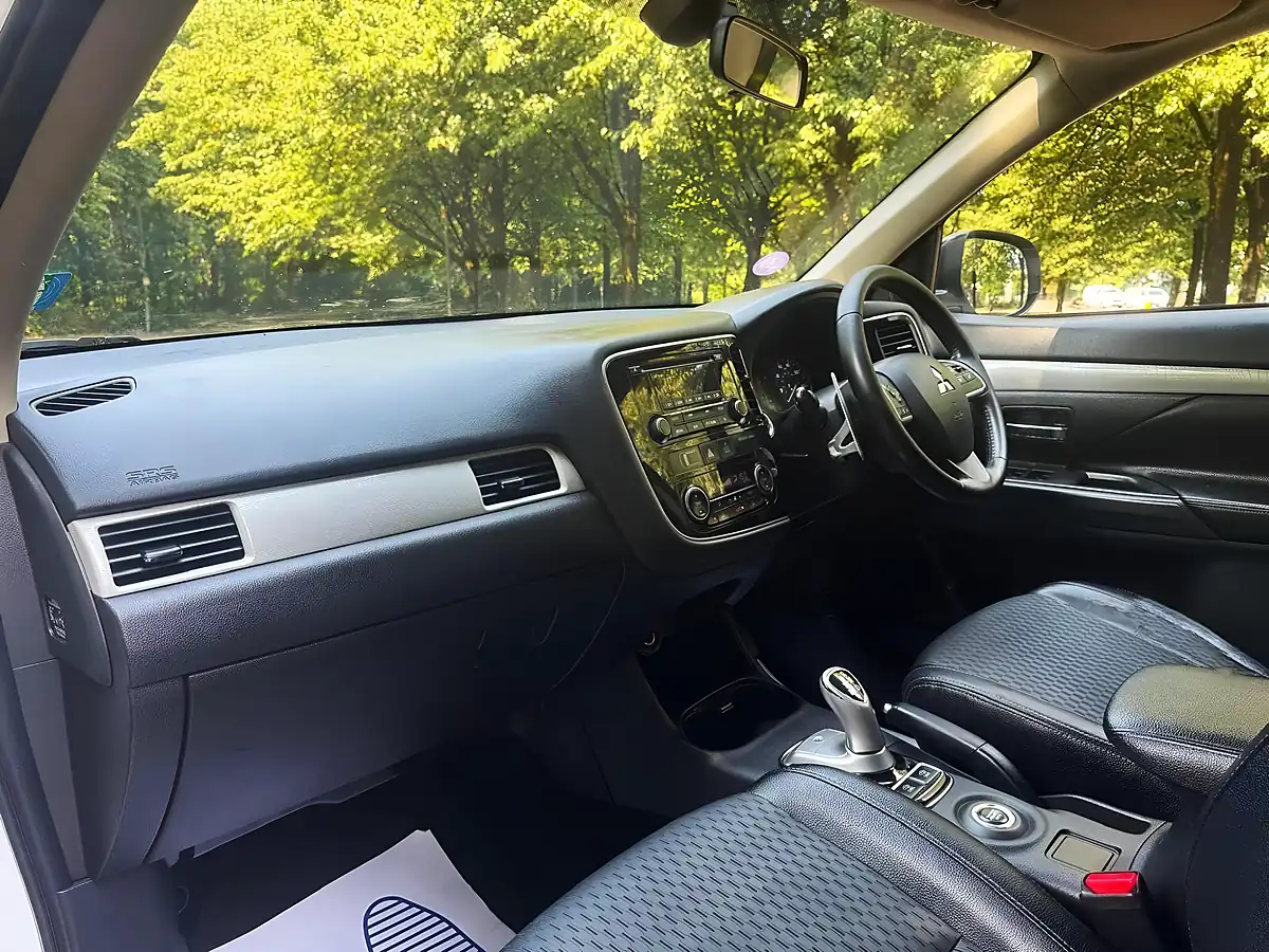Used 2016 Mitsubishi Outlander GX3h White - Interior and Exterior details 14