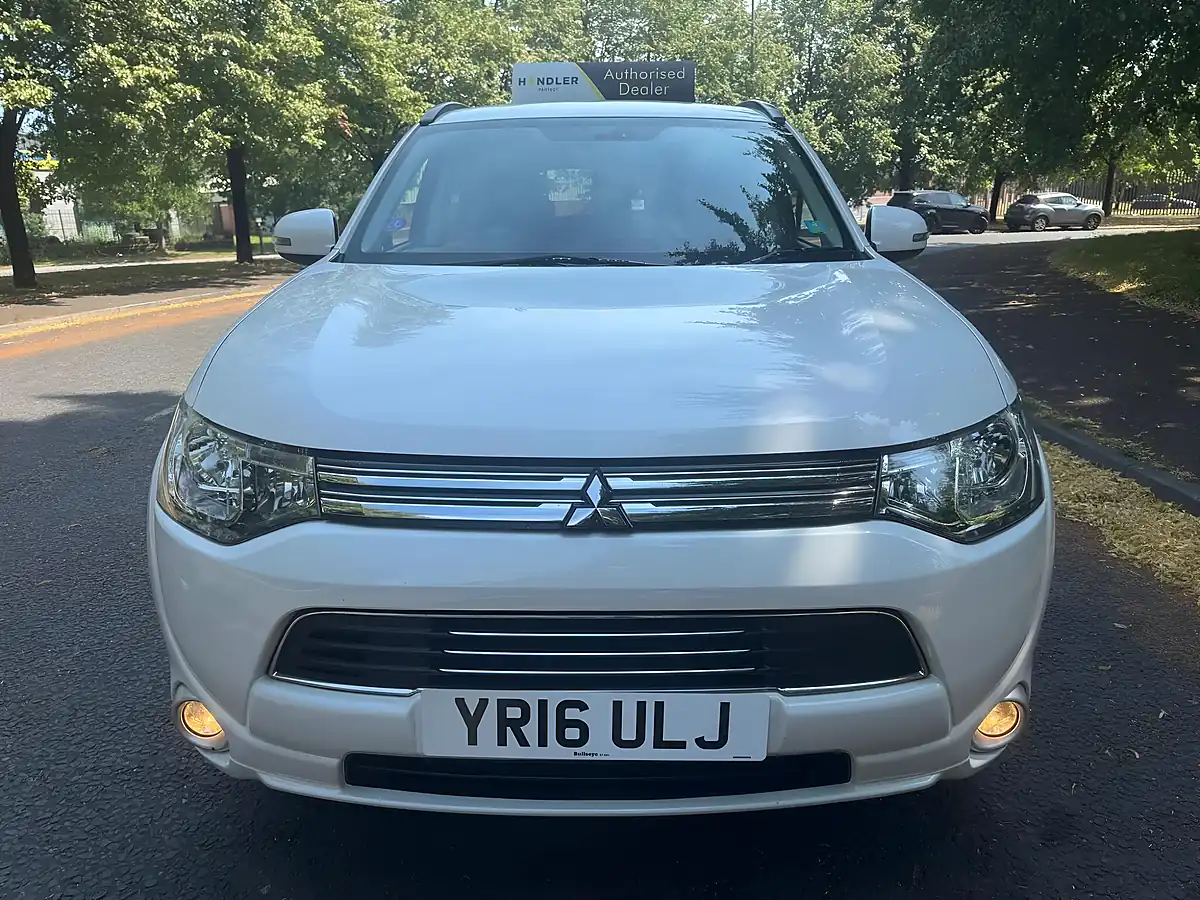 Used 2016 Mitsubishi Outlander GX3h White - Interior and Exterior details 3