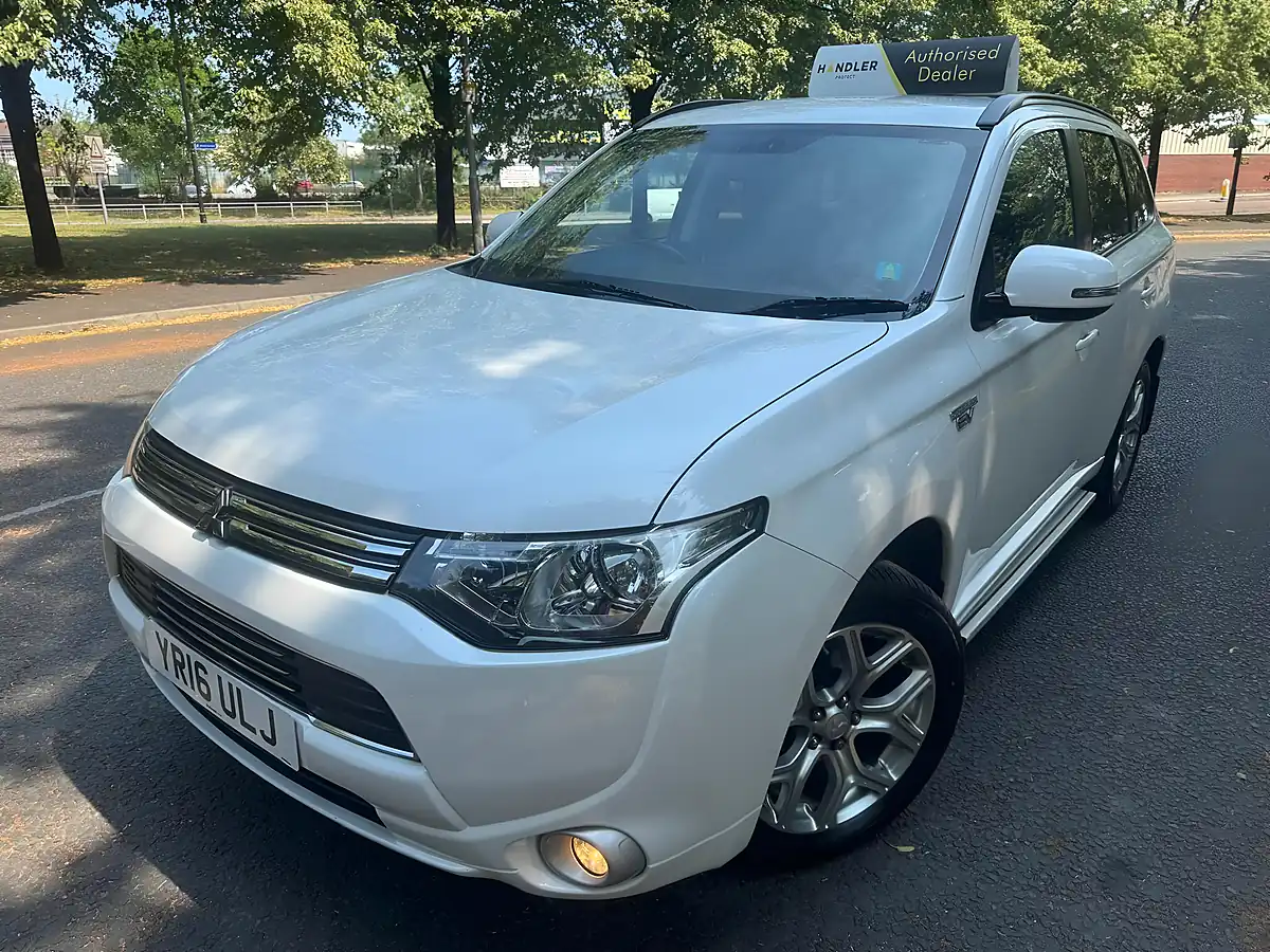 Used 2016 Mitsubishi Outlander GX3h White - Interior and Exterior details 4