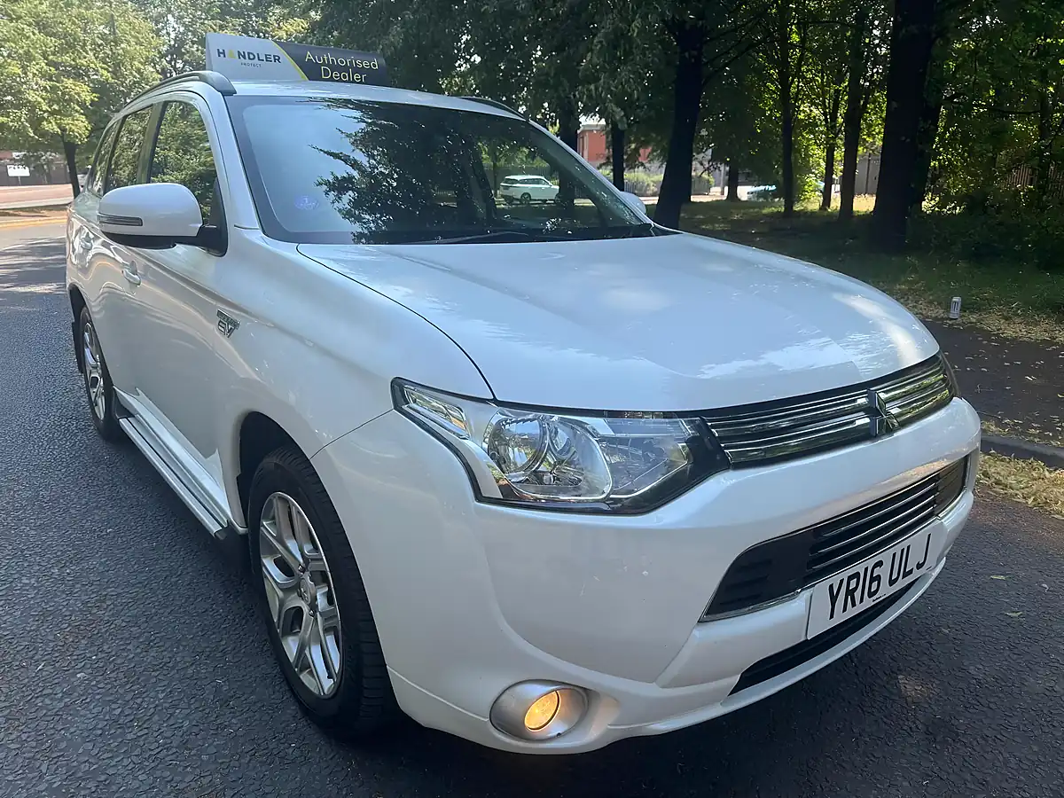 Used 2016 Mitsubishi Outlander GX3h White - Interior and Exterior details 6